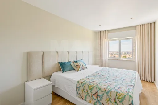 Último Piso | T2 Totalmente Remodelado | 2 Varandas | Vista Desafogada