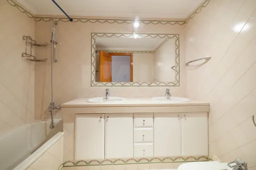 3-Bedroom Apartment in Linda-a-Velha