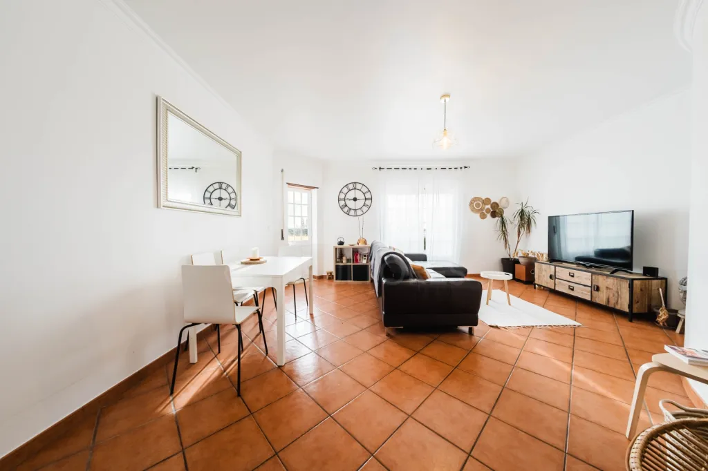 Apartamento T3 com Aquecimento Central, Garagem, Varandas e Arrecadações – Ferrel / Baleal