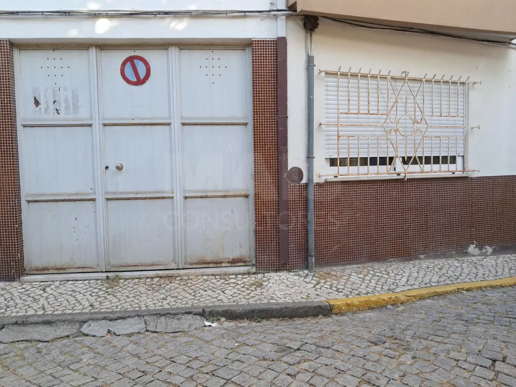 Armazém com Logradouro e Duas Entradas Principais - Centro de Castelo Branco