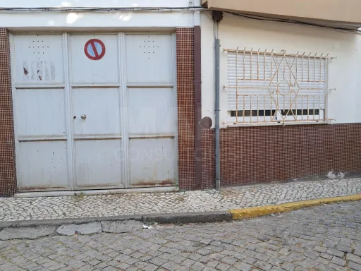 Armazém com Logradouro e Duas Entradas Principais - Centro de Castelo Branco