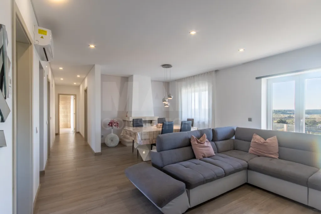 Propriedade com 3 apartamentos e piscina em Óbidos