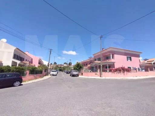 Moradia em Albarraque – A Oportunidade de Criar a Casa dos Seus Sonhos!