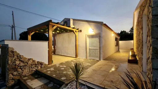 Moradia Térrea c/ Piscina, Jardim, Anexo, Garagem e Parqueamento, Inserida em Lote de 3.476m2 !