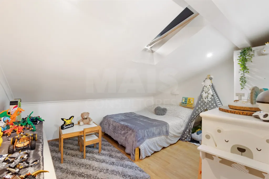 Moradia com 3 apartamentos e vista mar