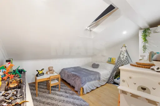 Moradia com 3 apartamentos e vista mar