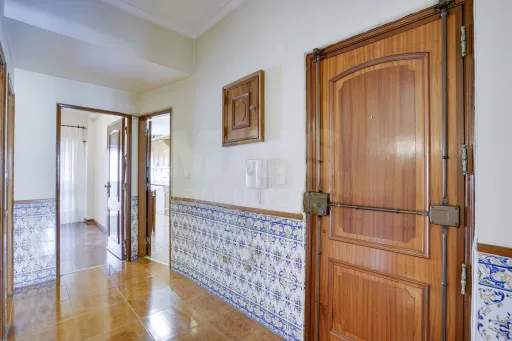 3-Bedroom Apartment with Excellent Sun Exposure | Balconies | Storage Room | Metro 600 m Away | Olival Basto – Odivelas
