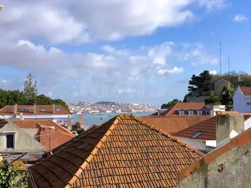 2-Bedroom Apartment in Almada’s Historic Center, Next to Casa da Cerca