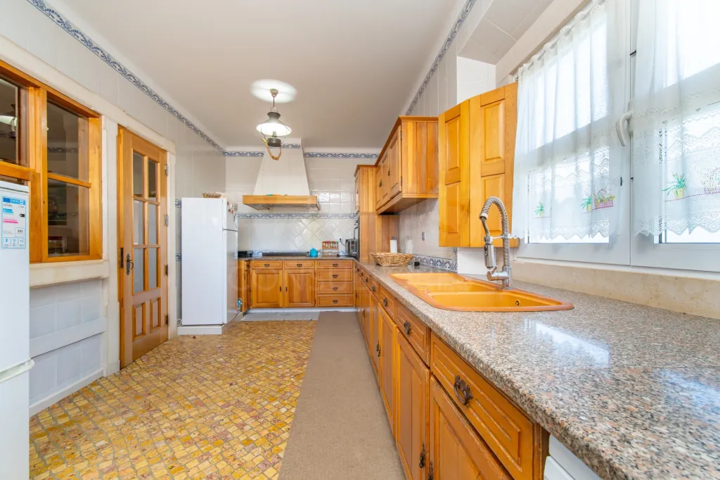 4-Bedroom House with Pool, 3 Garages, and 3,179 m² of Land in Almeirim