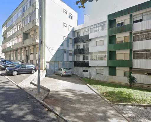 🏪 Loja Espaçosa no Cacém – 210m²  Excelente Localização Comercial