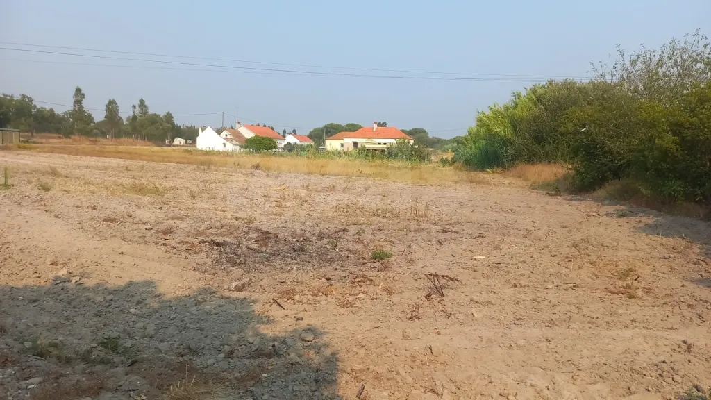 Terreno de 7.050 m² com pequeno armazém a Apenas 1 Hora de Lisboa