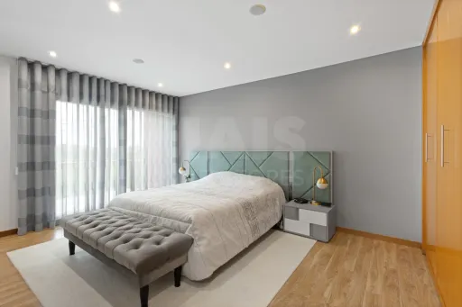 Deslumbrante Moradia T5 com Vista Mar, Piscina Privada e Excelente Exposição Solar
