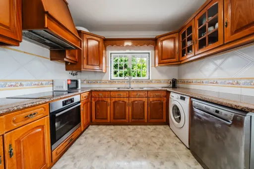 Moradia T4 em Olho Marinho | 260m² | Lote 734m²