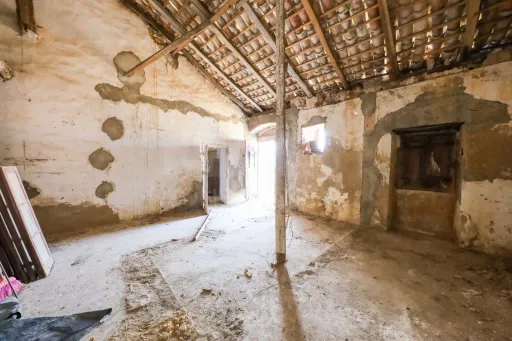 3-bedr. house with patio for renovation