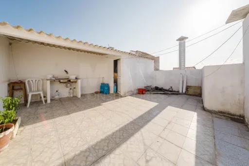 Building in the center of Peniche - with commerce and housing, sea view