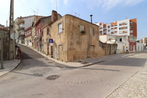 Moradia em Ruína com Excelente Potencial de Reconstrução em Vila Franca de Xira