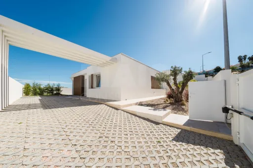 3 bedroom detached house with pool and garden !