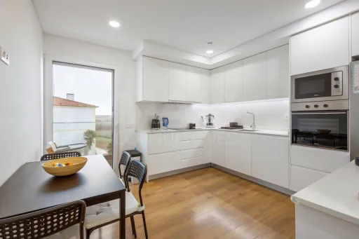 Apartamento T3 semi-novo vista mar com garagem