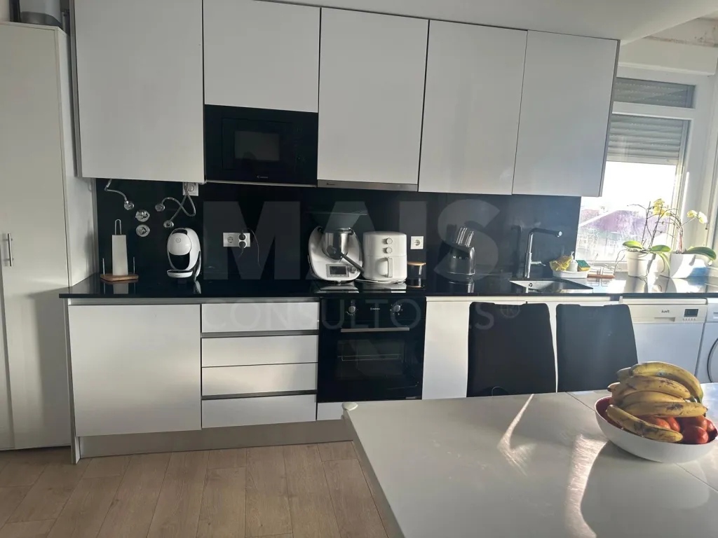 Apartamento T3 totalmente remodelado na Póvoa de Santa Iria com vista rio