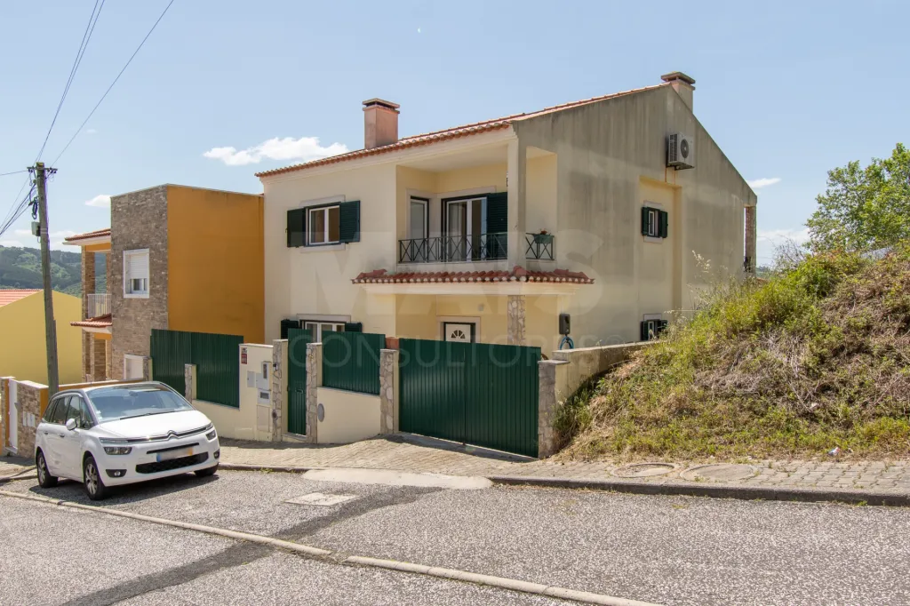 Moradia de 4 assoalhadas a 5km do centro de Loures