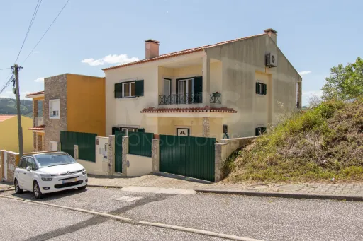 Moradia de 4 assoalhadas a 5km do centro de Loures