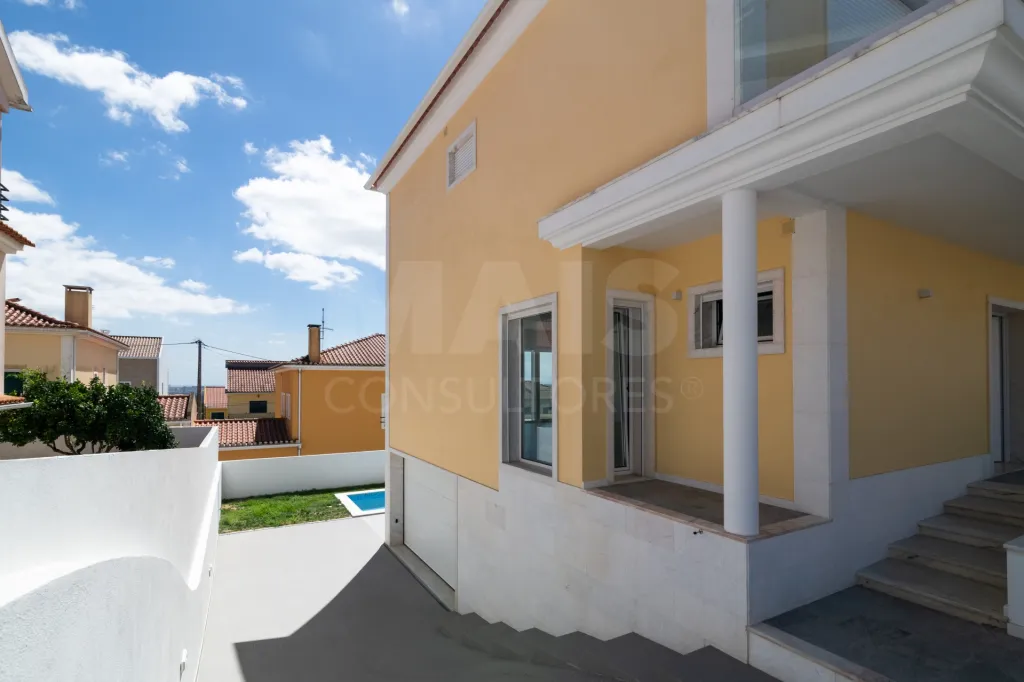 Moradia Geminada T4 + 1 com Piscina Famões