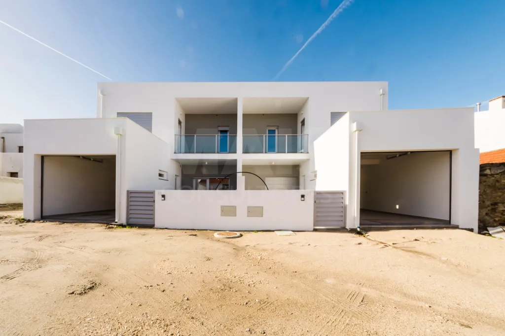 Moradia T3+1 Garagem, Logradouro e Vista Mar