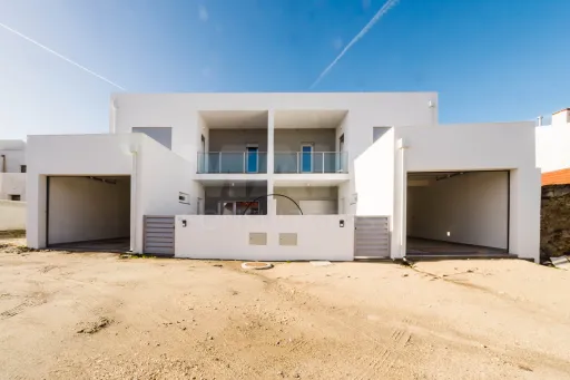 Moradia T3+1 Garagem, Logradouro e Vista Mar