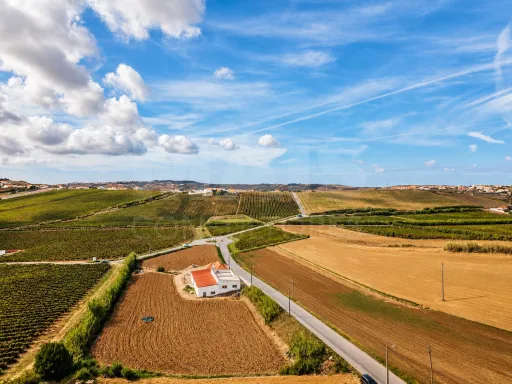 Moradia T2 com anexo T1, piscina e terreno de 1.000 m², em Torres Vedras