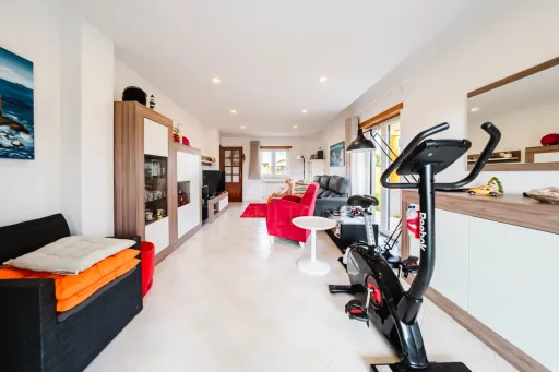 Moradia exclusiva com piscina aquecida, suite, garagem e jardim deslumbrante