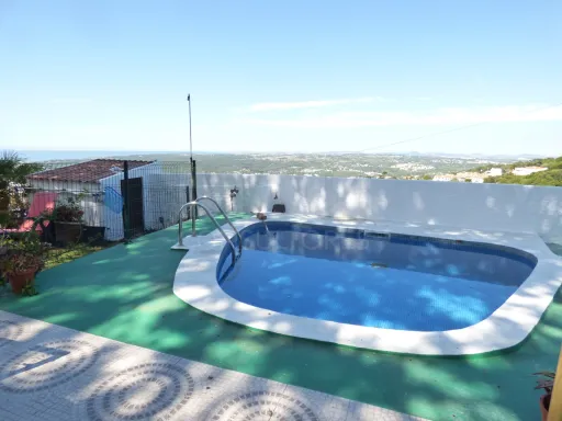Propriedade privada c/ piscina, jardim e vista mar!