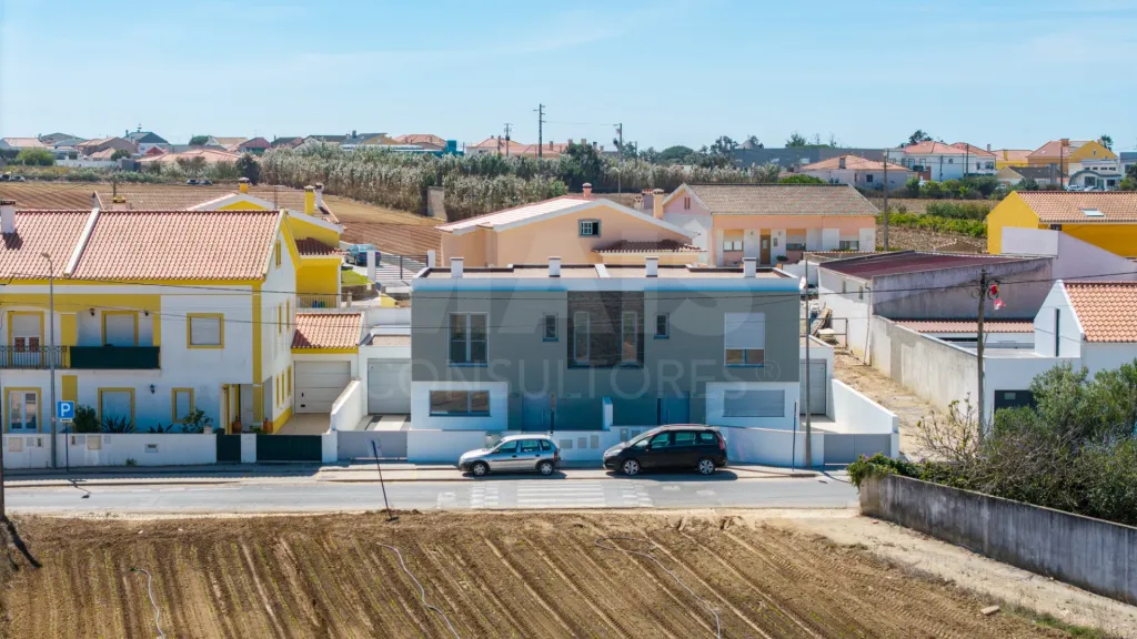 Moradia nova T4 com quintal e garagem