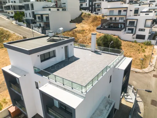 House 5 Bedrooms + 3 Bath with Pool | Garden | Box for 4 Cars in Famões