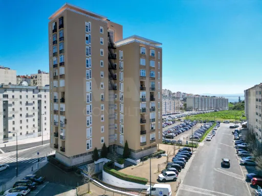 T2 Renovado com Vista Rio | Av. Mouzinho de Albuquerque