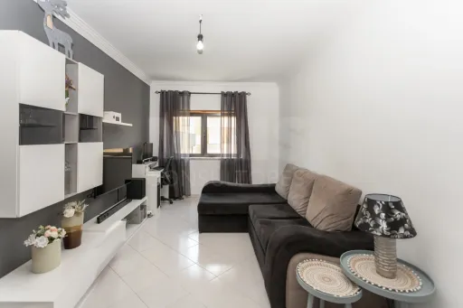 2 bedroom apartment with elevator, in the heart of Amora