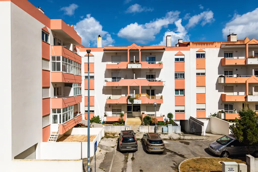 Apartamento T3 Renovado com Garagem Box – Cidade Nova, Caldas da Rainha