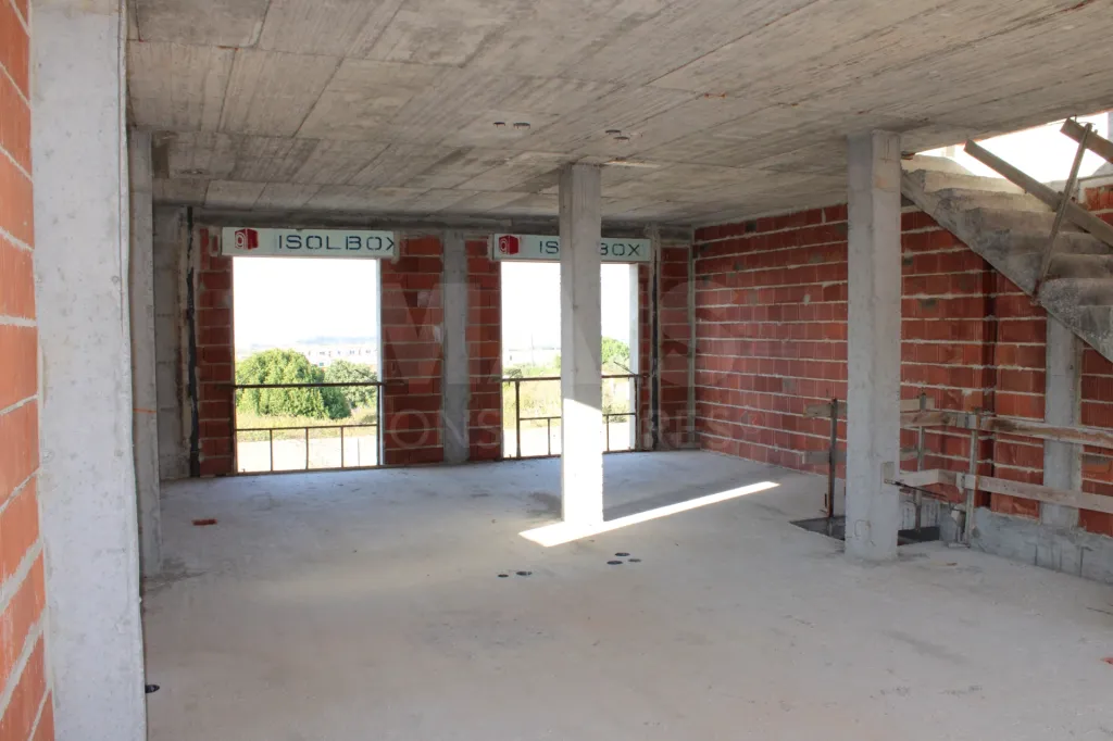 Moradia T3+1 junto praias | Garagem + logradouro privado | Terraço panorâmico sobre o mar