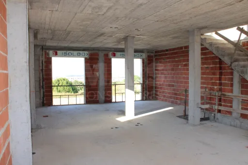 Moradia T3+1 junto praias | Garagem + logradouro privado | Terraço panorâmico sobre o mar