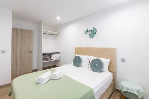 Propriedade com 3 apartamentos e piscina em Óbidos