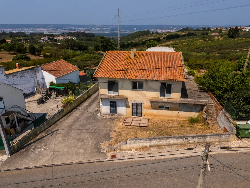 Moradia T5 com Armazém e Terreno na Usseira, Óbidos