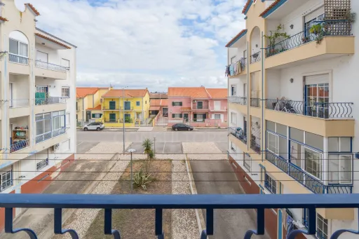 Apartamento T1 com parqueamento e arrecadação em Samora Correia