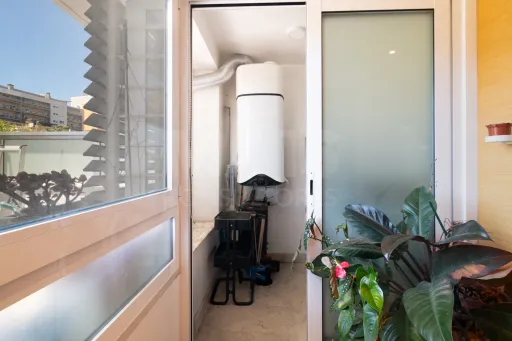 One-bedroom apartment with a terrace and garage in Linda a Velha