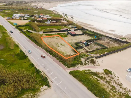 Terreno de 1980 m2 ao lado da praia.