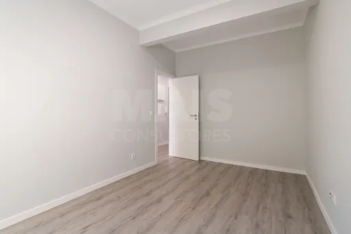 Fully Remodeled 1-Bedroom Apartment in Quinta da Lomba – Barreiro