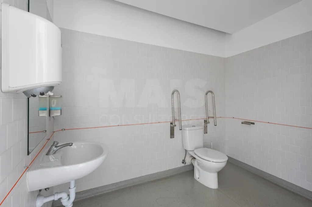 Oportunidade Única no Coração de Peniche — 124 m² com Potencial para Habitação