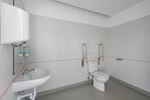 Oportunidade Única no Coração de Peniche — 124 m² com Potencial para Habitação
