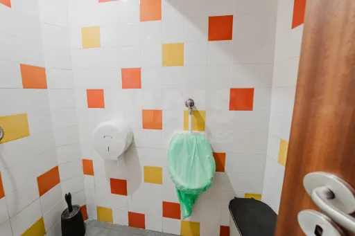 Prédio no centro de Peniche – com comércio e habitação, vista mar
