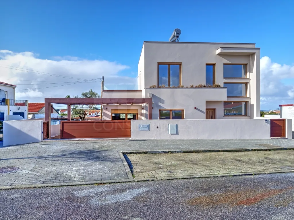 3 bedroom villa with 2 suites, 1 closet, patio and sea view!