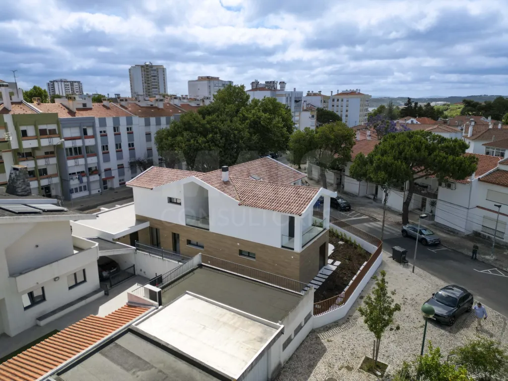 Moradia nova com piscina T4 em Linda a Velha