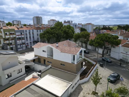 New 4-bedroom house with a pool in Linda a Velha